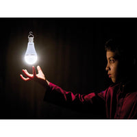 OSRAM LED Classic A 60 Camping Lampe / Notlicht mit integriertem wiederaufladbaren Akku (ex 60W) 8W Kaltweiß E27-Leuchtmittel-LEDVANCE Shop